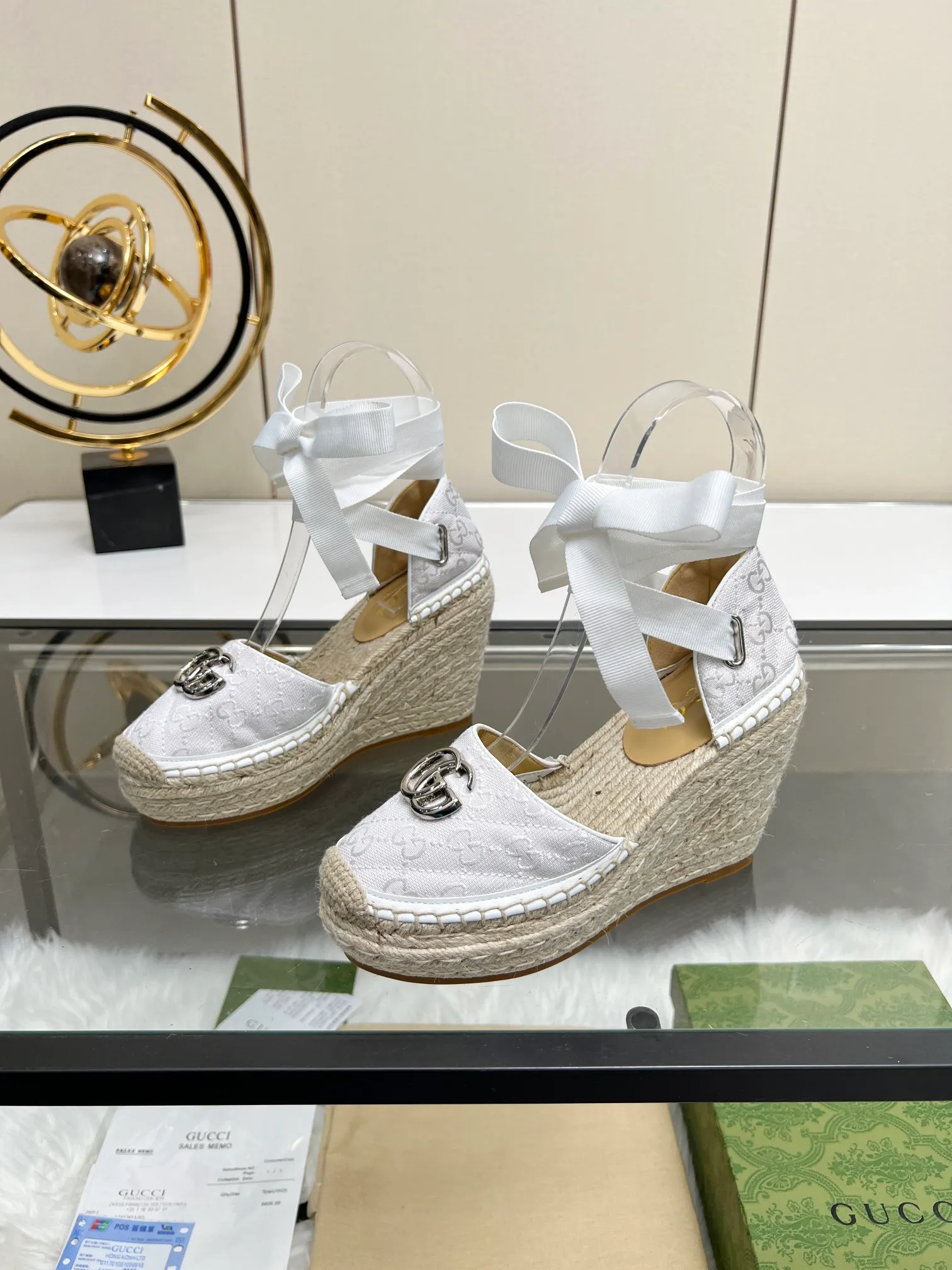 👟👟Ex-factory price 440👟👟 GUCCI wedge fisherman sandals, thick-soled straw, high-end quality, fabric: double G fabric, electric embroidery, lining: mixed sheepskin lining, yardage: 35～42, color: pure white. Dear new and old customers, the picture has been updated, please transfer the image to change. The upgraded version of the wedge heel currently has more than 40 colors. Transfer the image to sell.